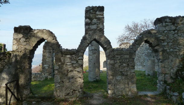 delle rovine del castello sullo sfondo al valle